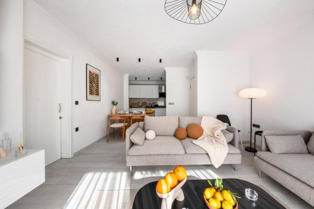 Brand New 2 Bedroom Modern Flat In Center Apartment *