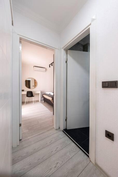 Brand New 2 Bedroom Modern Flat In Center Apartment *