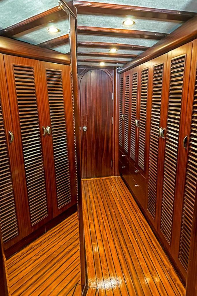 Luxury Boat In Marina Botel *