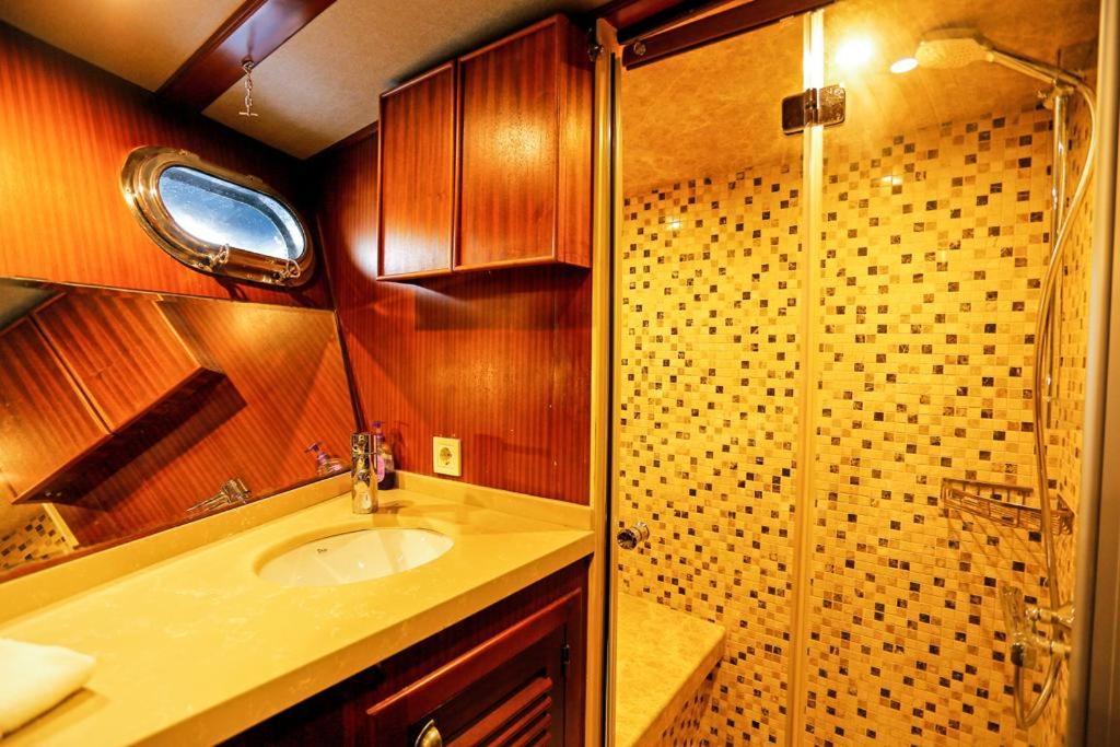 Luxury Boat In Marina Botel *