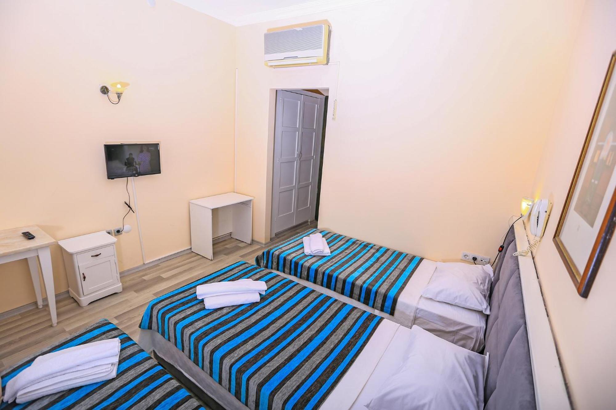 Bleu Nuit + Hotel *