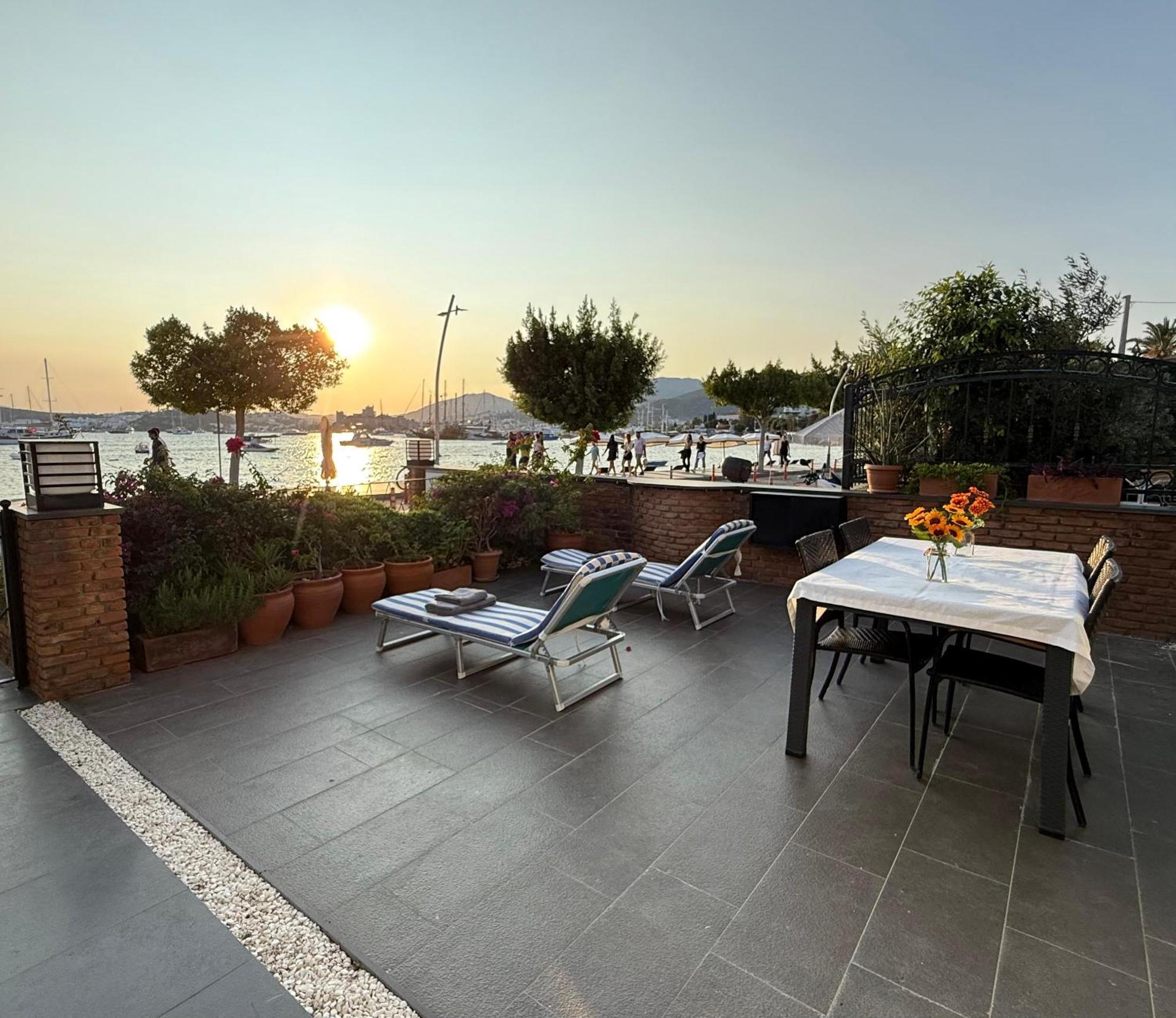 Merkezde Denize Sifir Plajli Ev Appartement *