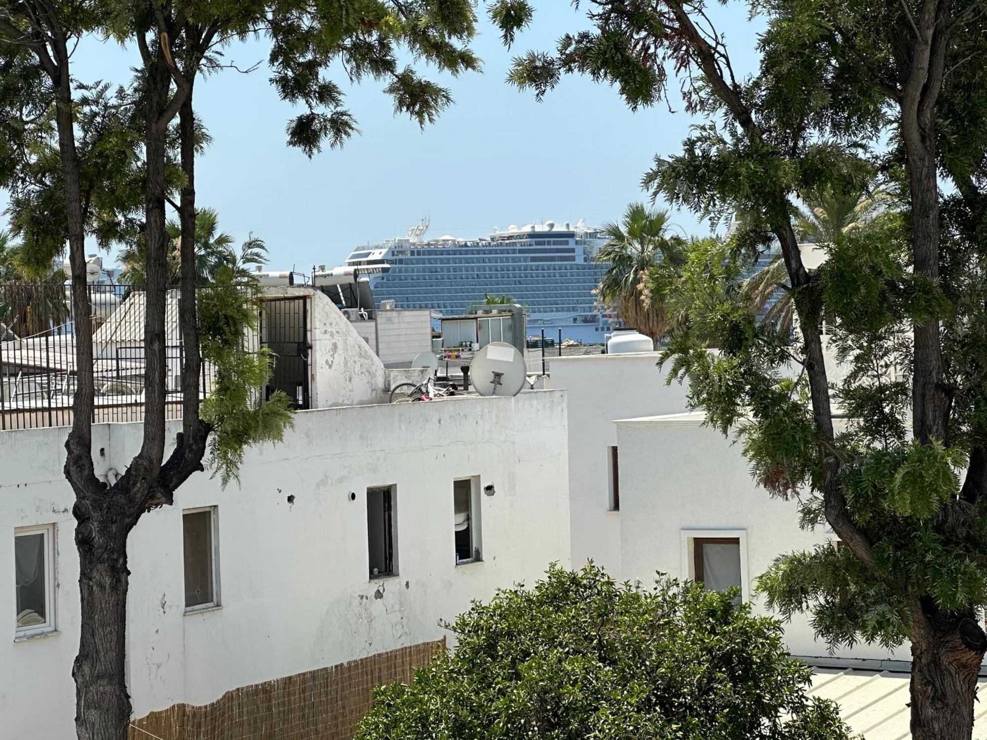 New Sedan Hotel *