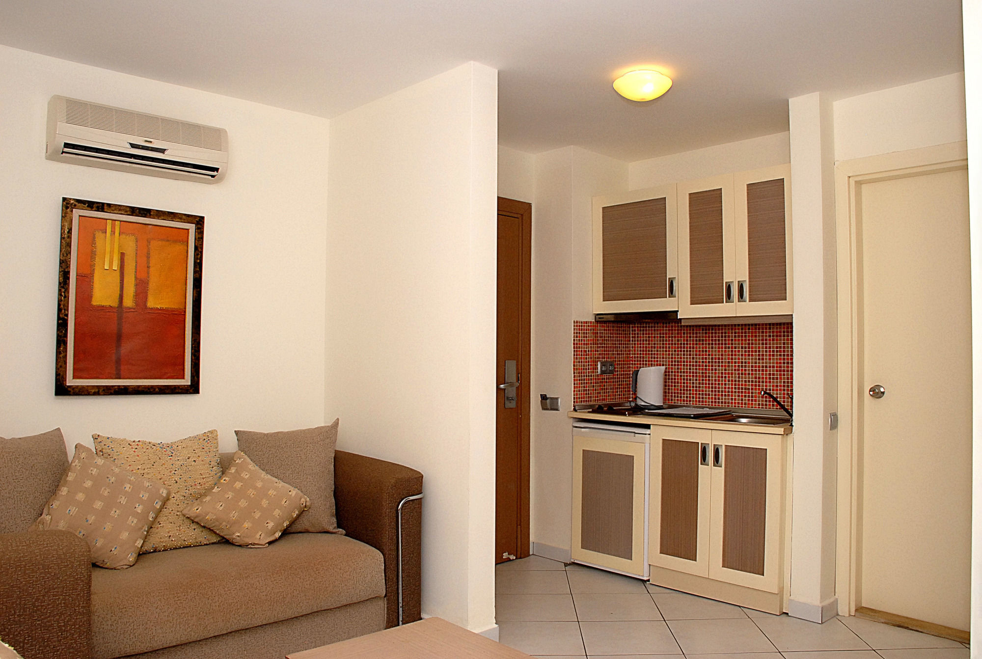 Aparthotel Queen By Important Group Travel 3*